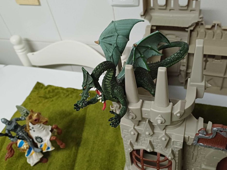 Castelo com 2 Dragões e 8 Cavaleiros Medievais