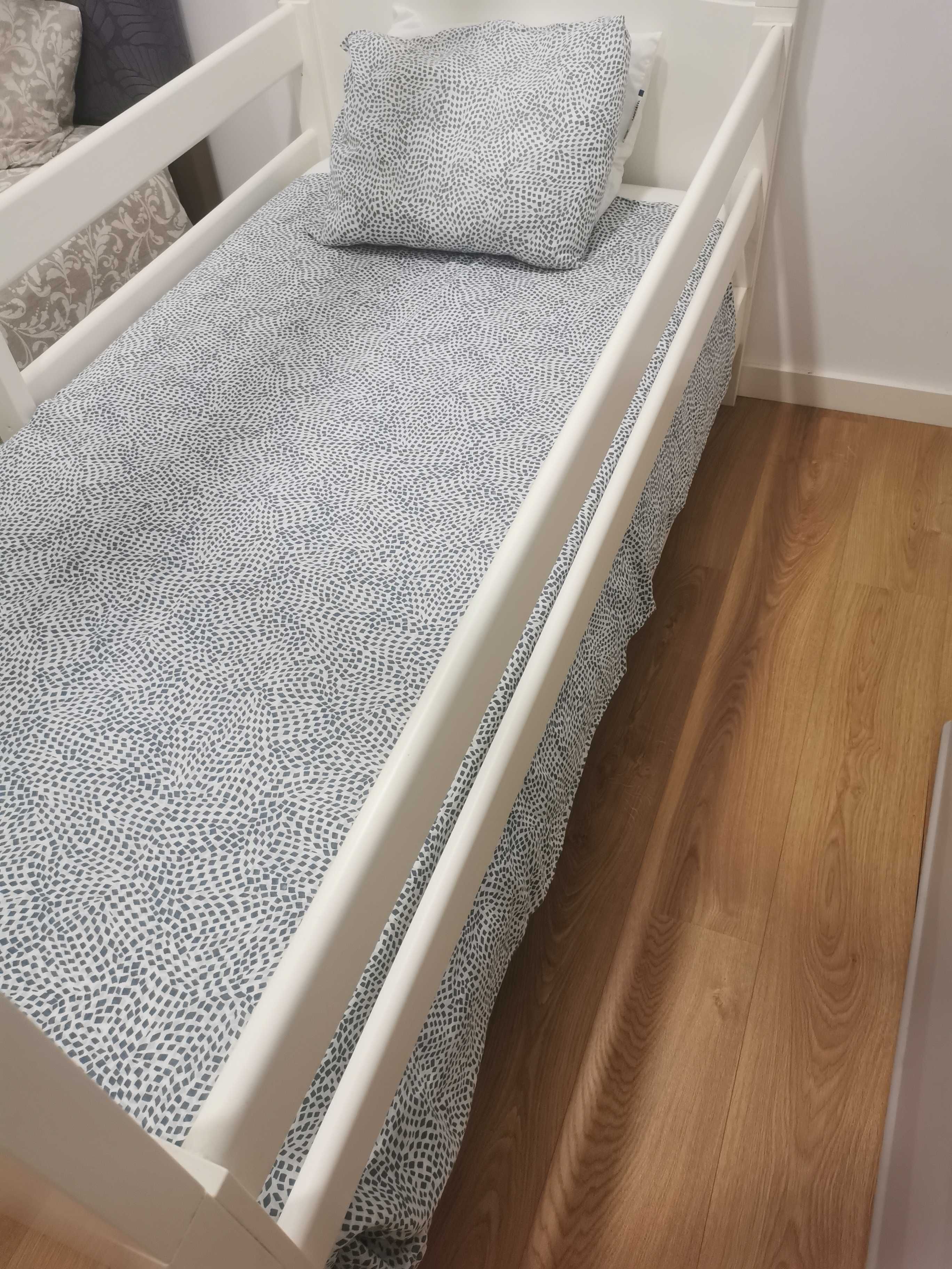 Cama em formato de casa sem colchão em madeira maciça feita a mão