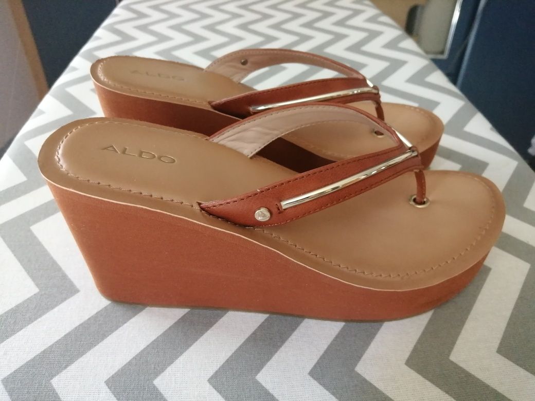Chinelas camel ALDO