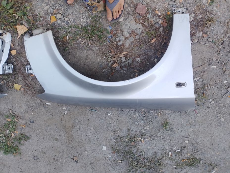 Крылья Ауди А4 в серебре оригинал есть ржа но незначительно крашенный