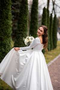 Біла класична весільна сукня