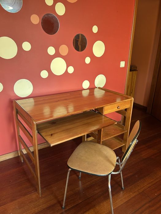 Escrivaninha / Secretária de madeira em ótimo estado