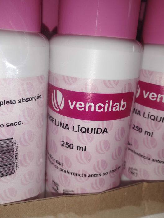 Vaselina líquida para utilização industrial