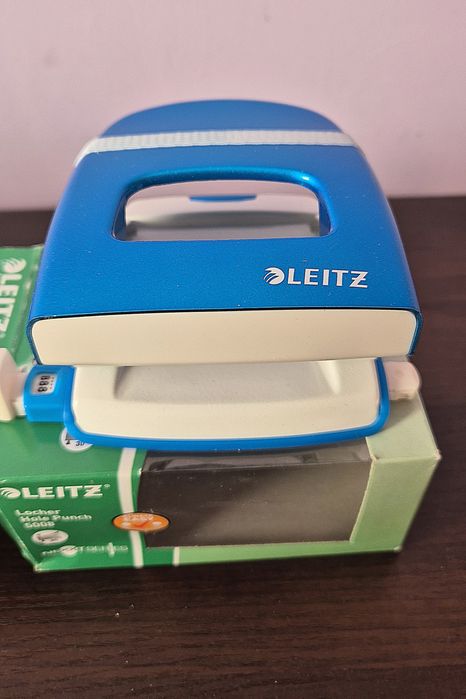 dziurkacz Leitz 5008 WOW w kolorze jasnoniebieskim