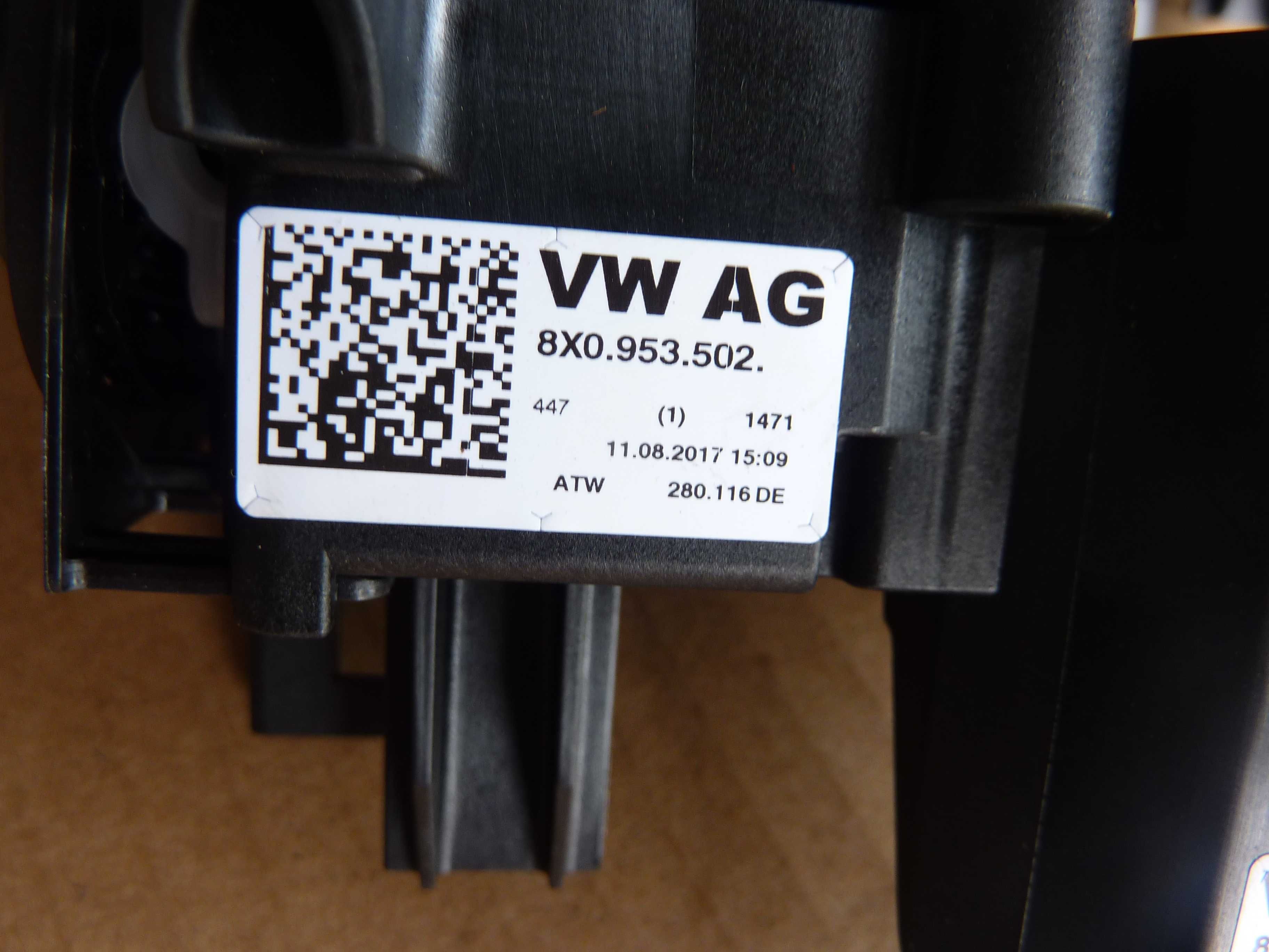 AUDI A1 8X Q3 PRZEŁĄCZNIK ZESPOLONY manetki przełączniki 8X0.953521AE