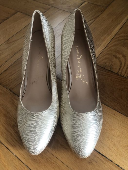 Szpilki w kolorze złotym