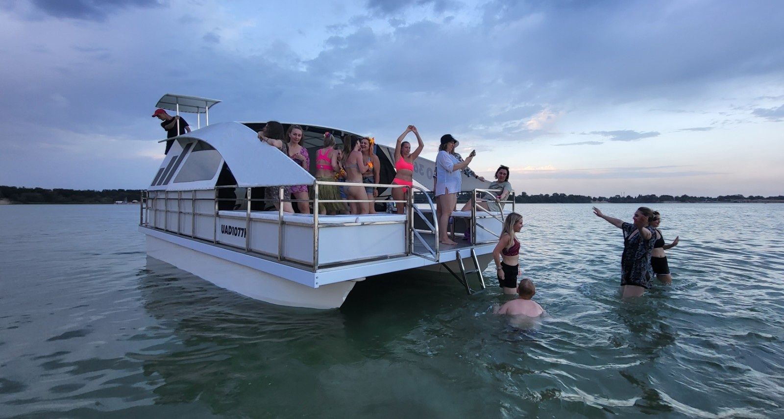 Водні прогулянки на катері | Аренда катера для отдыха на воде