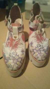 Sapatos com flores em salto de cunha