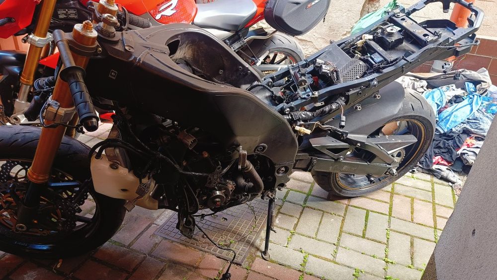 Części Kawasaki zx10r 2005r silnik skrzynia pompa paliwa plastiki