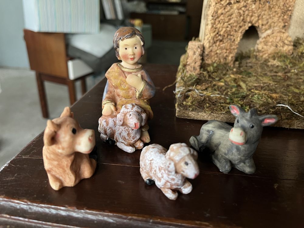 Presépio com figuras de barro