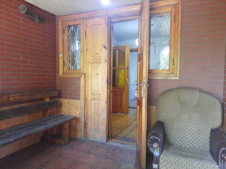 Продаж частини будинку з окремим двором,землею та зручностями.