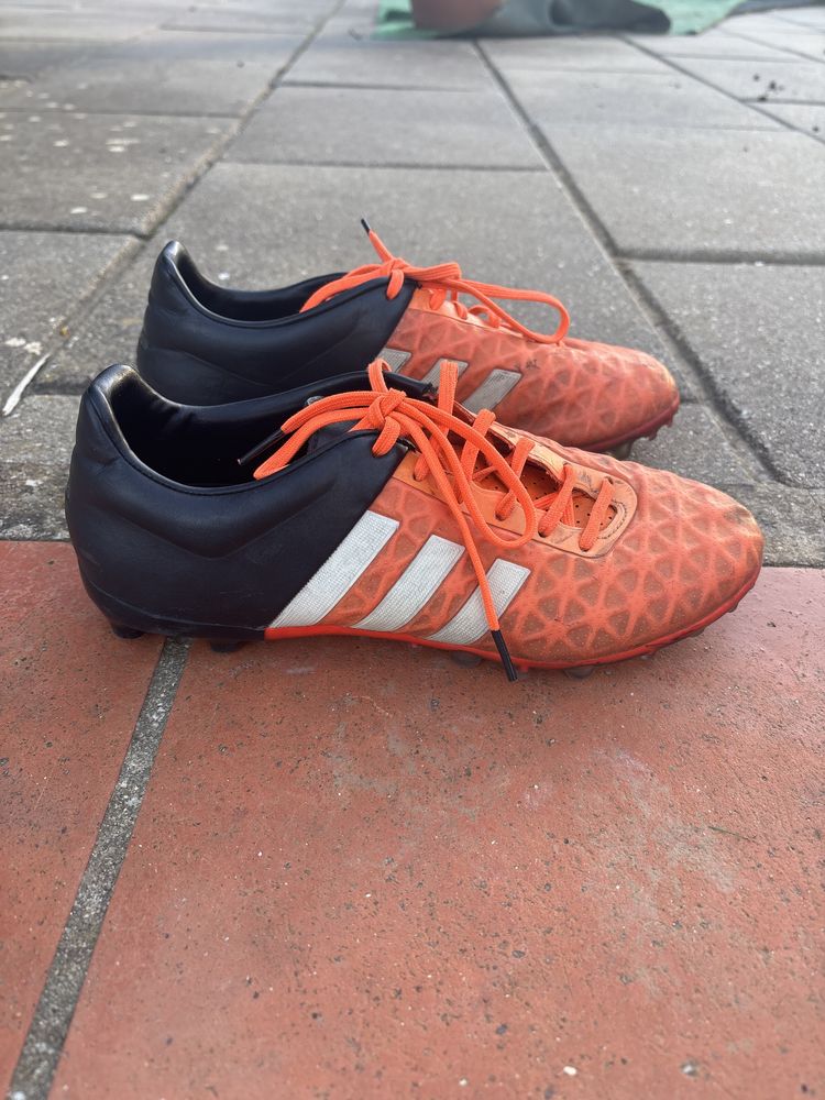 Chuteiras adidas com algum uso mas em bom estado