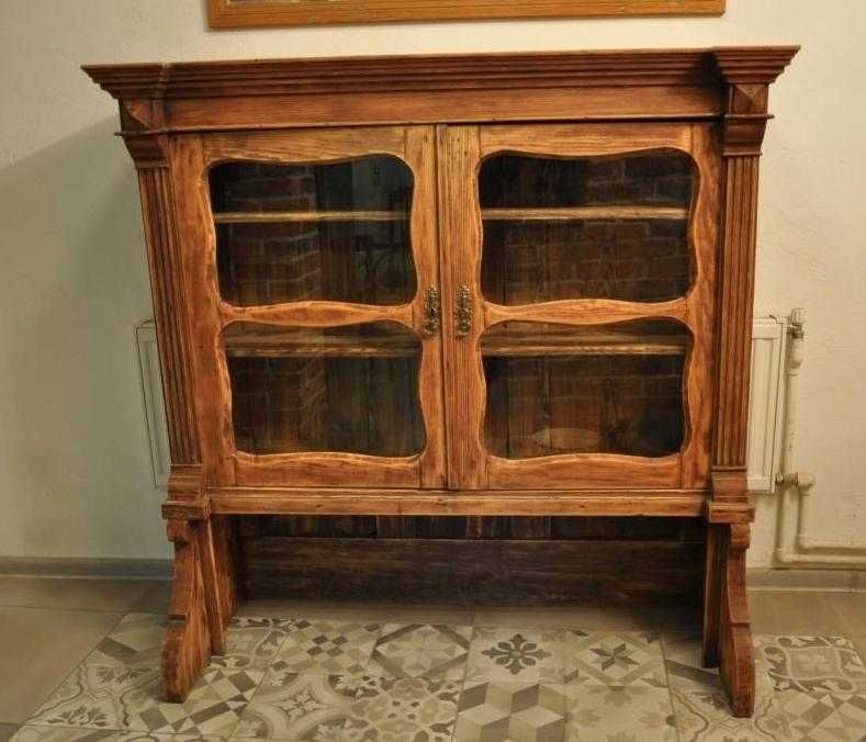Stara zabytkowa drewniana witryna/ góra kredensu, rustykalna.