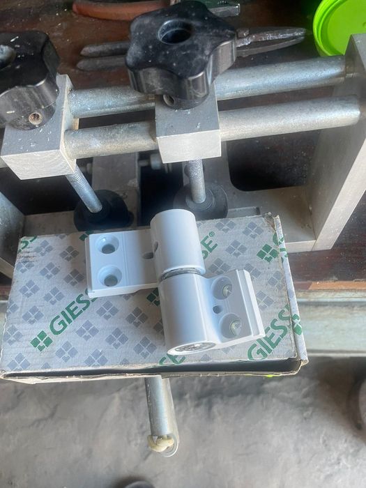 Гильотина и кондуктор для фурнитуры петель дверей