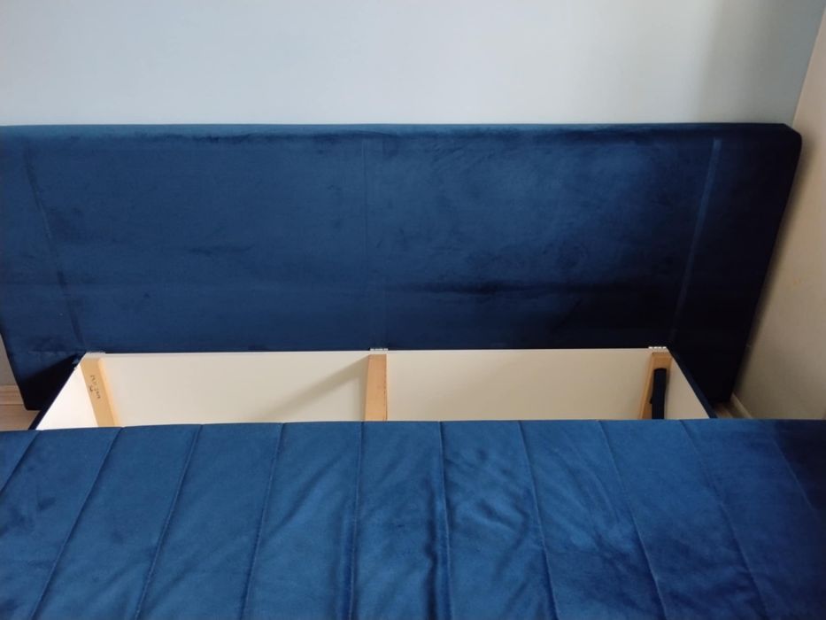 Granatowa sofa rozkladana
