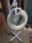 lampa z lupa kosmetyczna