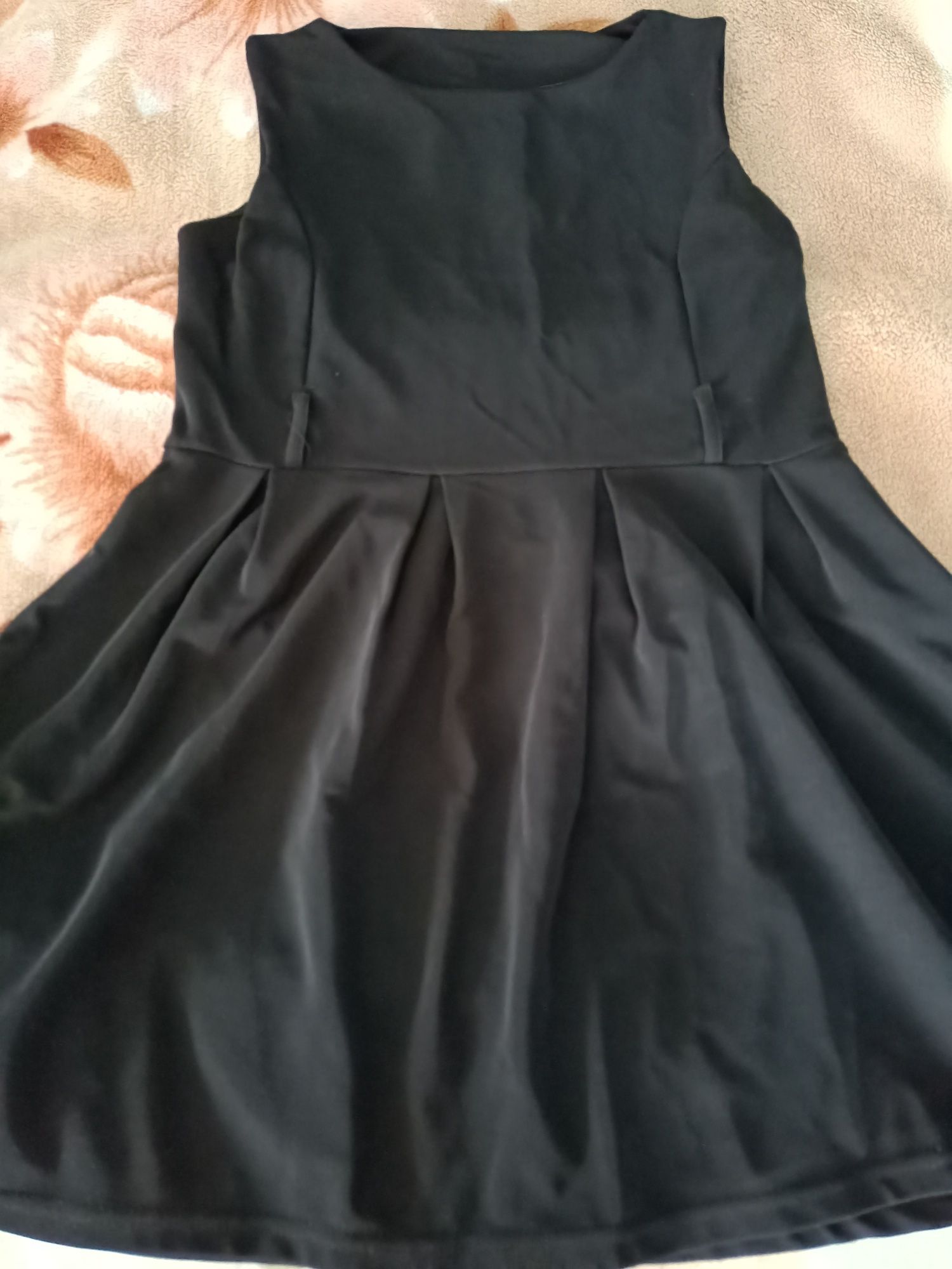 Czarna sukienka na grubszych ramiączkach
