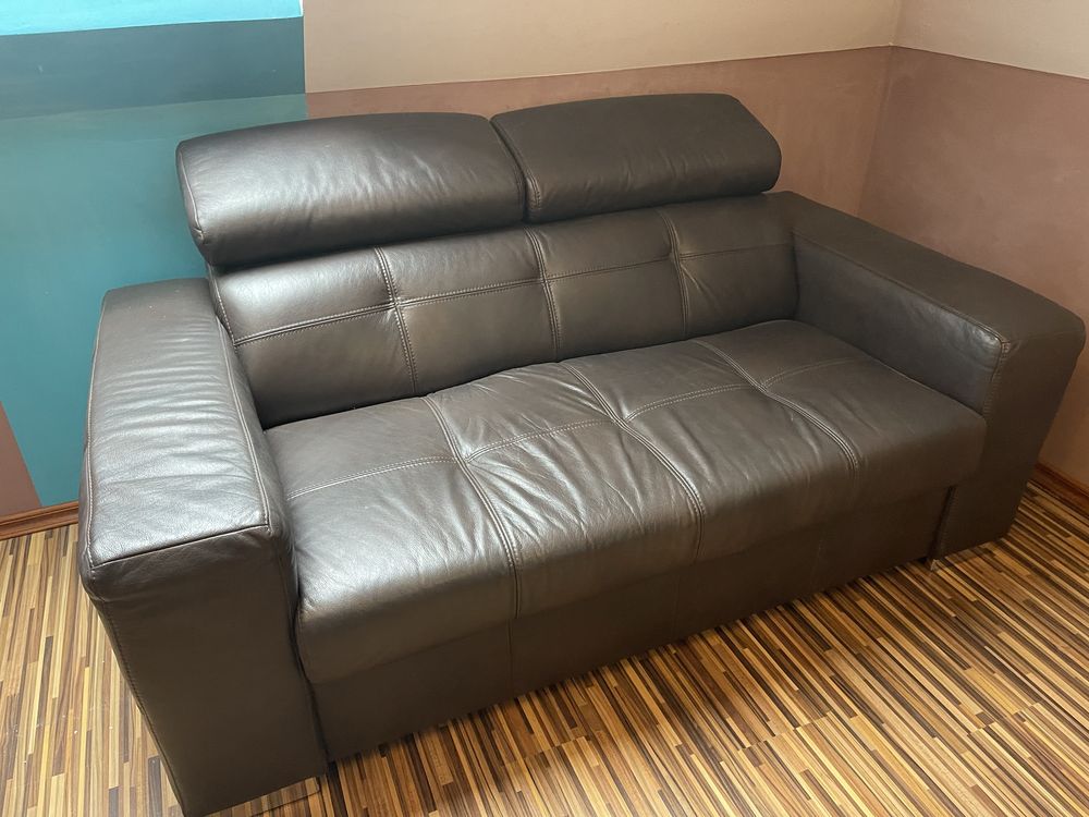 Brązowa kanapa - regulowane zaglowki.