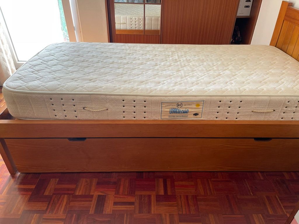 Cama solteiro em pinho