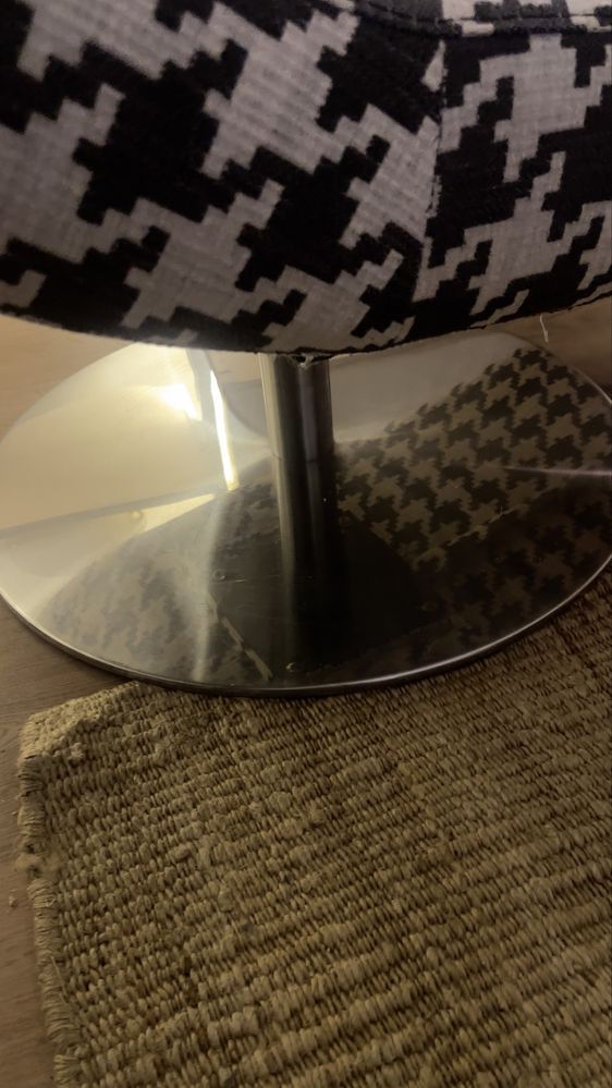 Cadeirao preto e branco xadrez com pe  inox rotativo