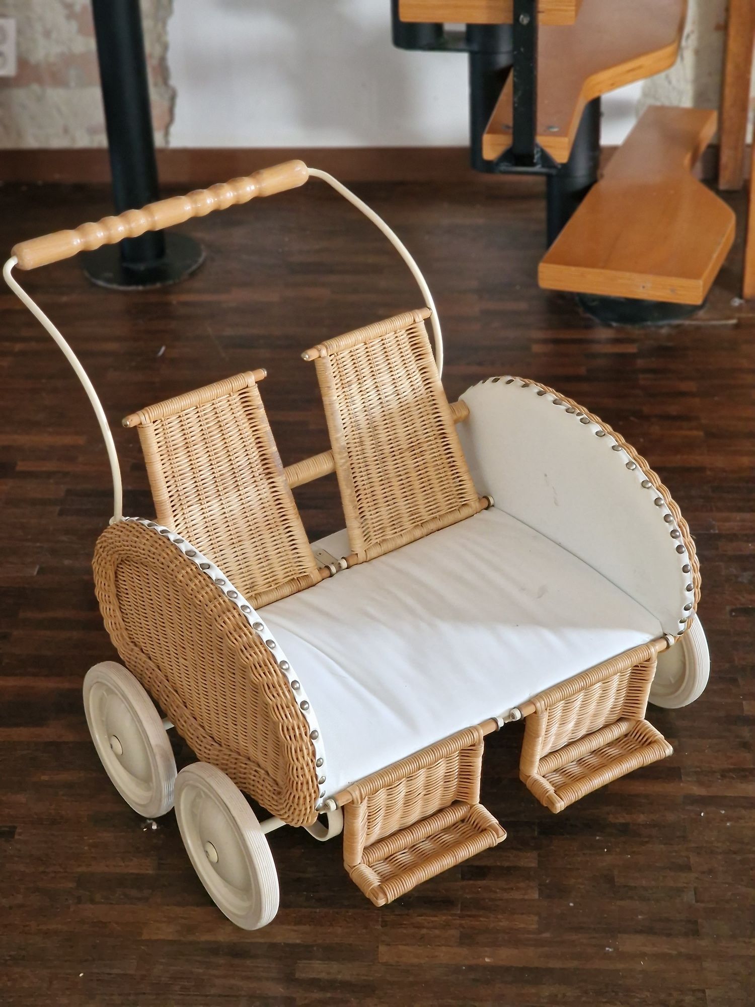 Wózek dla lalek bliźniaczy vintage wiklinowy reborn