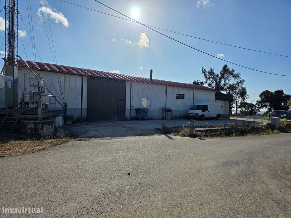 Armazém com Licença Industrial localizado próximo da Zona Industrial