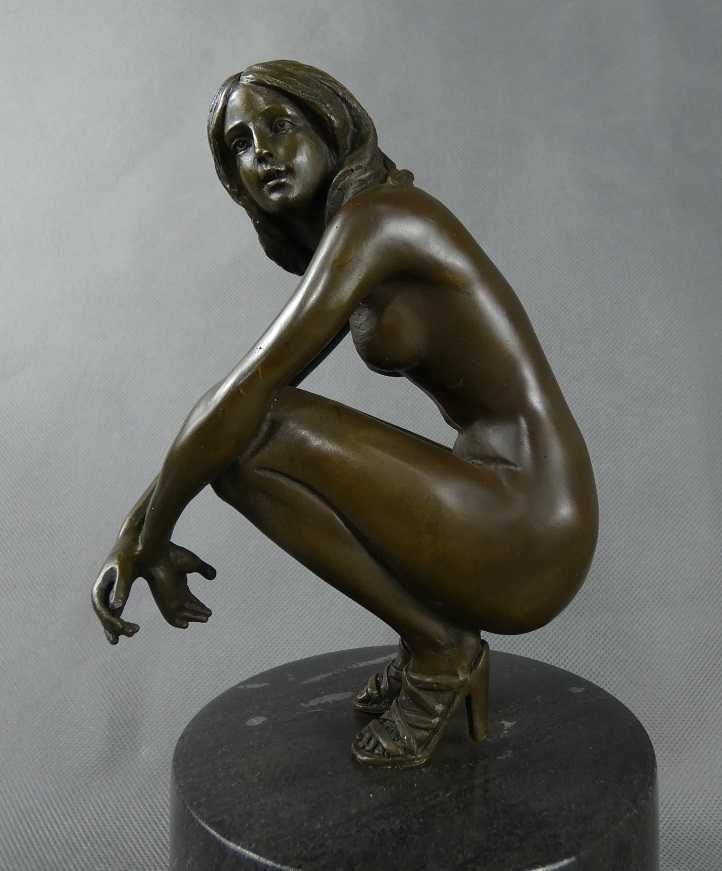 AKT Kobieta kucająca pozująca BRĄZ marmur figura RZEŹBA sygnowana 4kg
