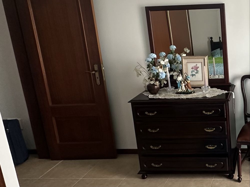2 camas + colchão + 1 comoda rusticas