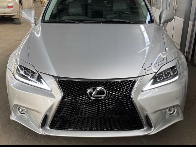 Эмблема передняя в решетку радиатора LEXUS