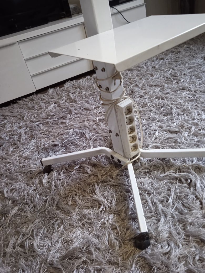 Lampa kosmetyczna z lupą i stolikiem