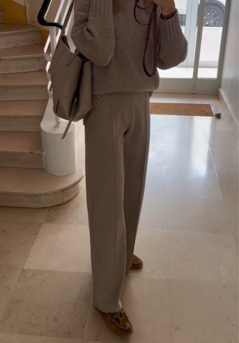 Бежеві штани UNIQLO.