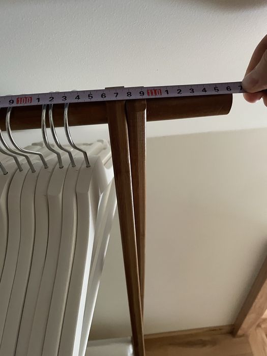 Wieszak na ubrania a pojemnikiem