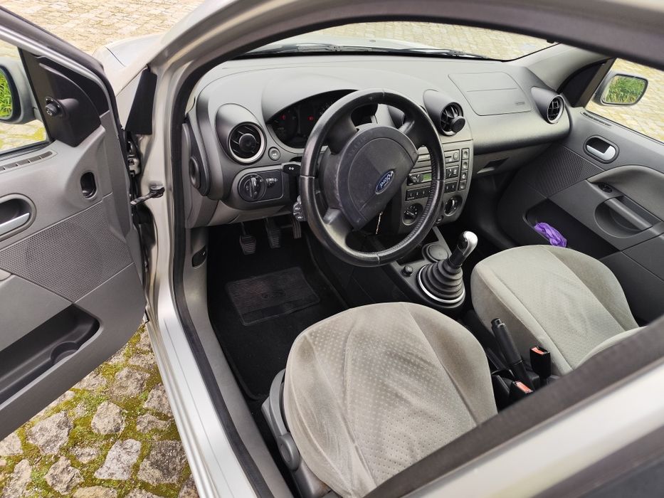 Ford Fiesta 1.4 Ghia TDCI 2003, carro em bom estado geral