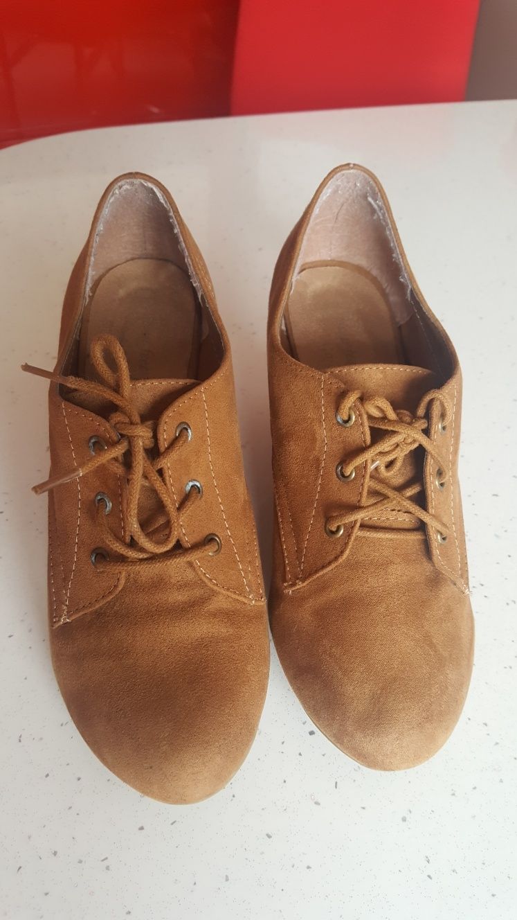 Buty botki  na koturnie