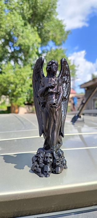 Фигурка ангела смерти