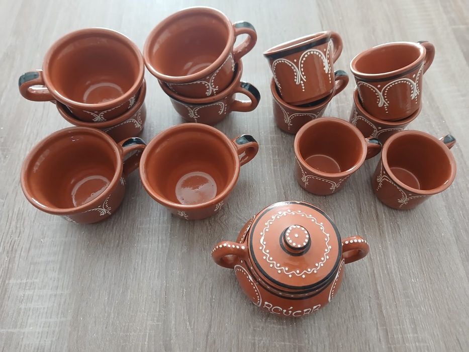 Conjunto de Chávenas em Barro Antigo