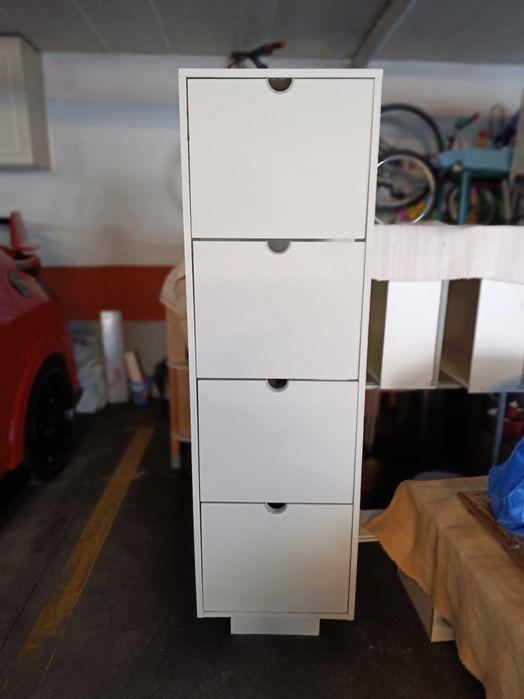 Sapateira com 4 compartimentos dá para 12 pares de sapatos