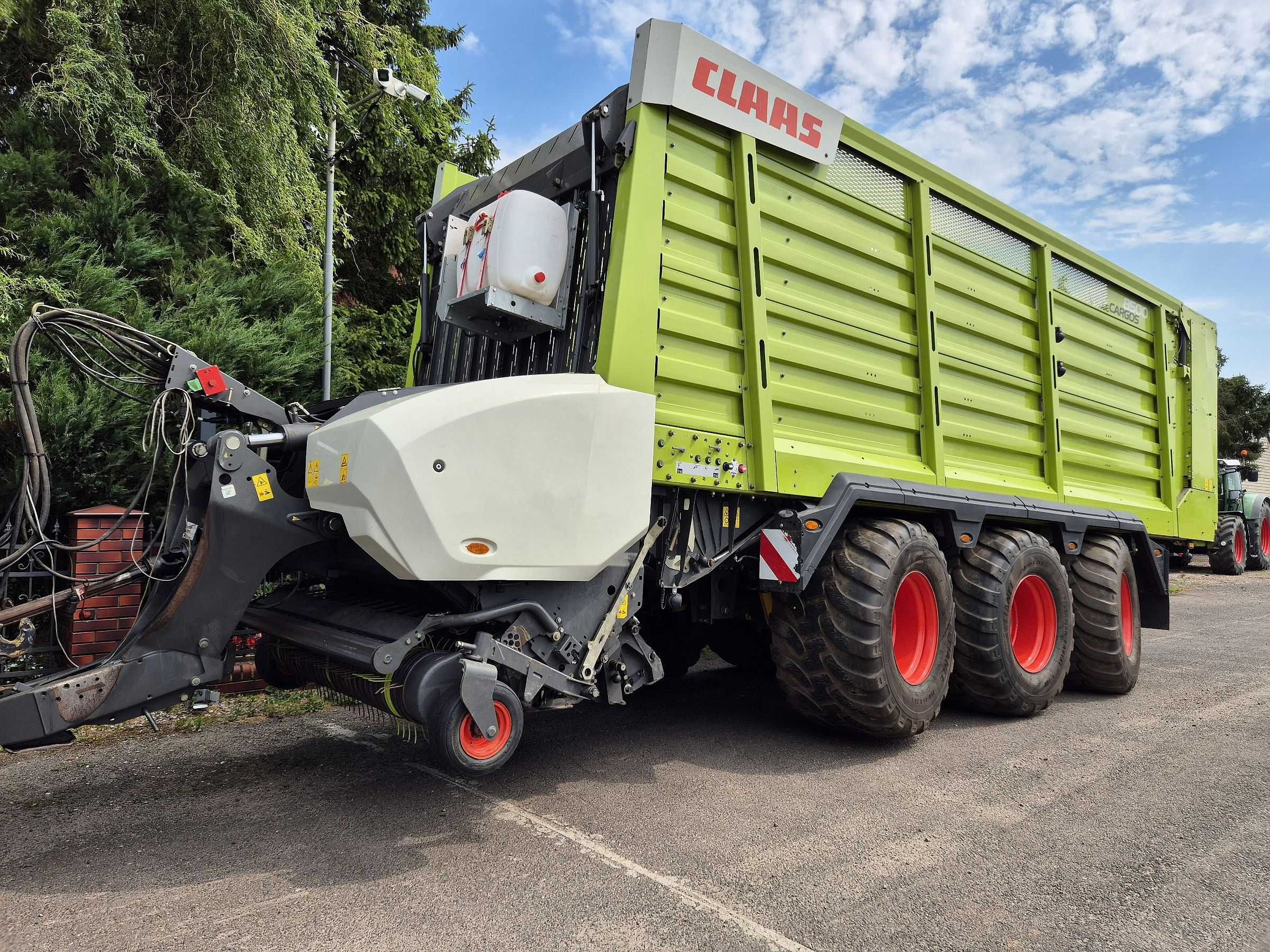 Claas Cargos 8500 przyczepa samozbierająca walce Tridem z Niemiec