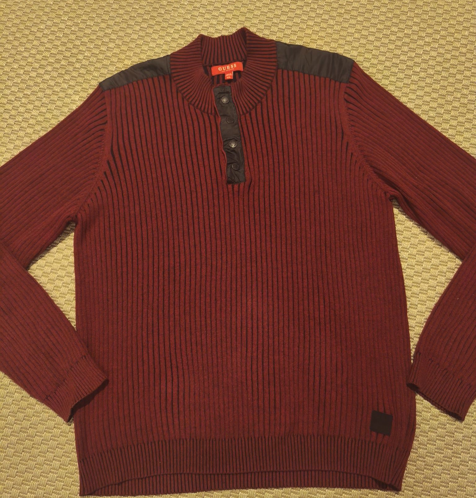 Guess original gola com botões.