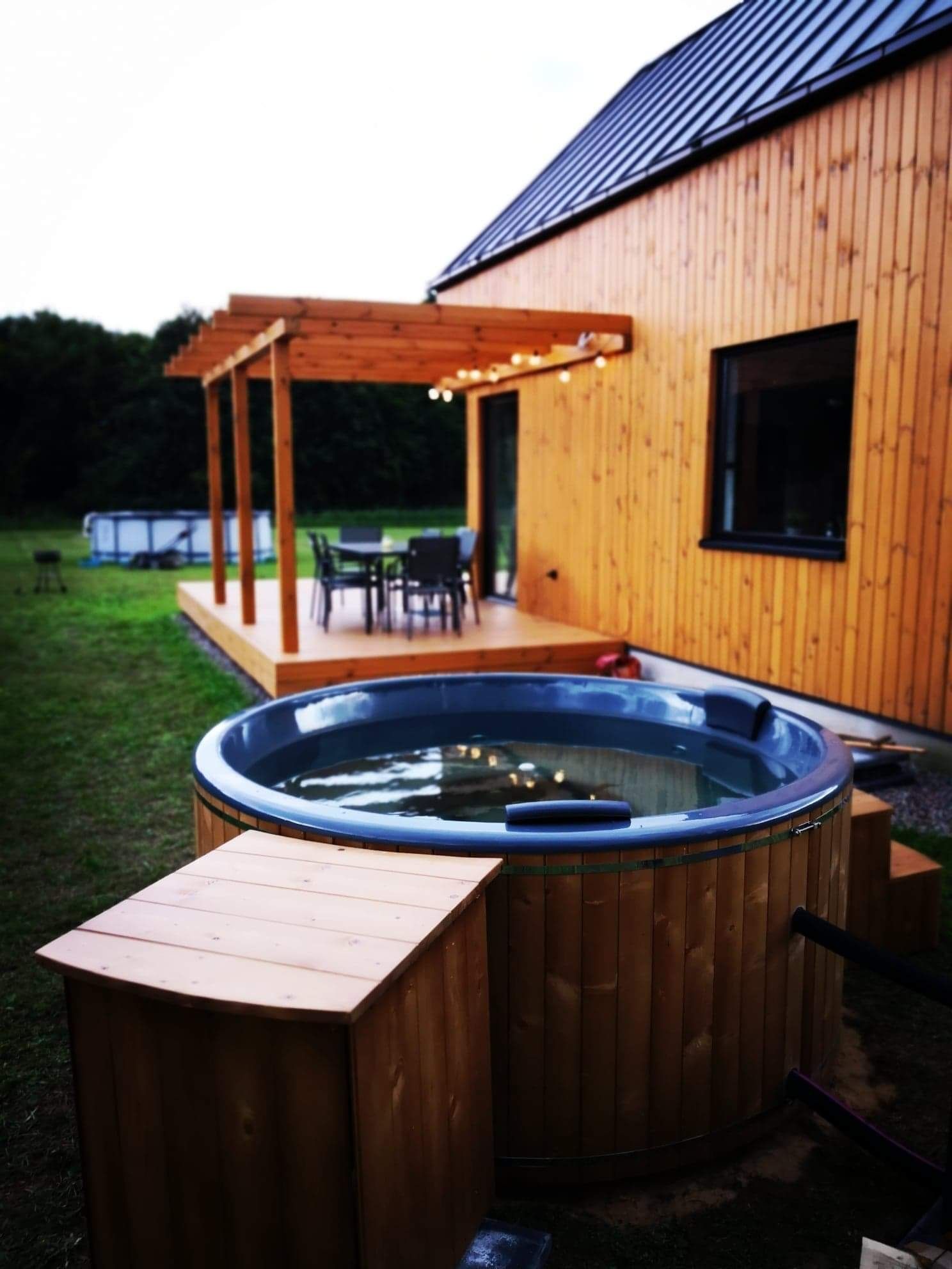 Domek z jacuzzi na Mazurach, nad jeziorem. Mazury, kominek balia bania