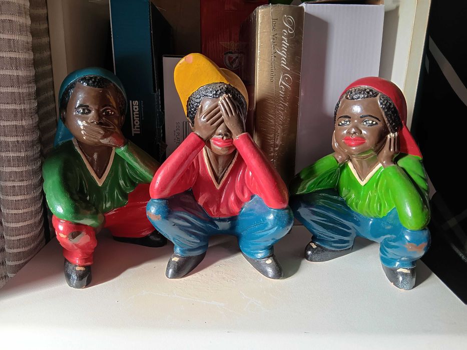 Três bonecos de barro