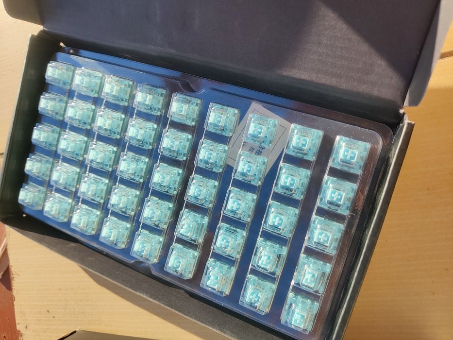 Akko Cream Blue V3 switche 82szt.