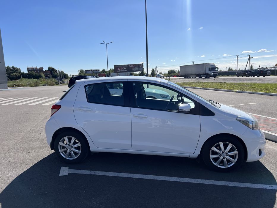 Toyota Yaris 2014р., офіційний автомобіль, без ДТП