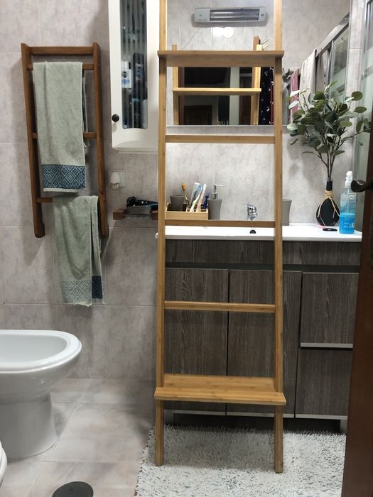 Escada porta toalhas ,esta  como novo usado pouco tempo