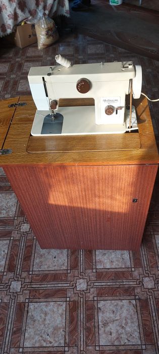 Швейная машинка "Чайка 134" с тумбой.