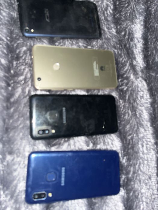 Vende se 4 telefones