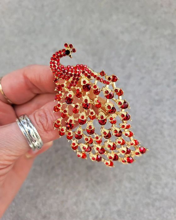 Broszka czerwony paw