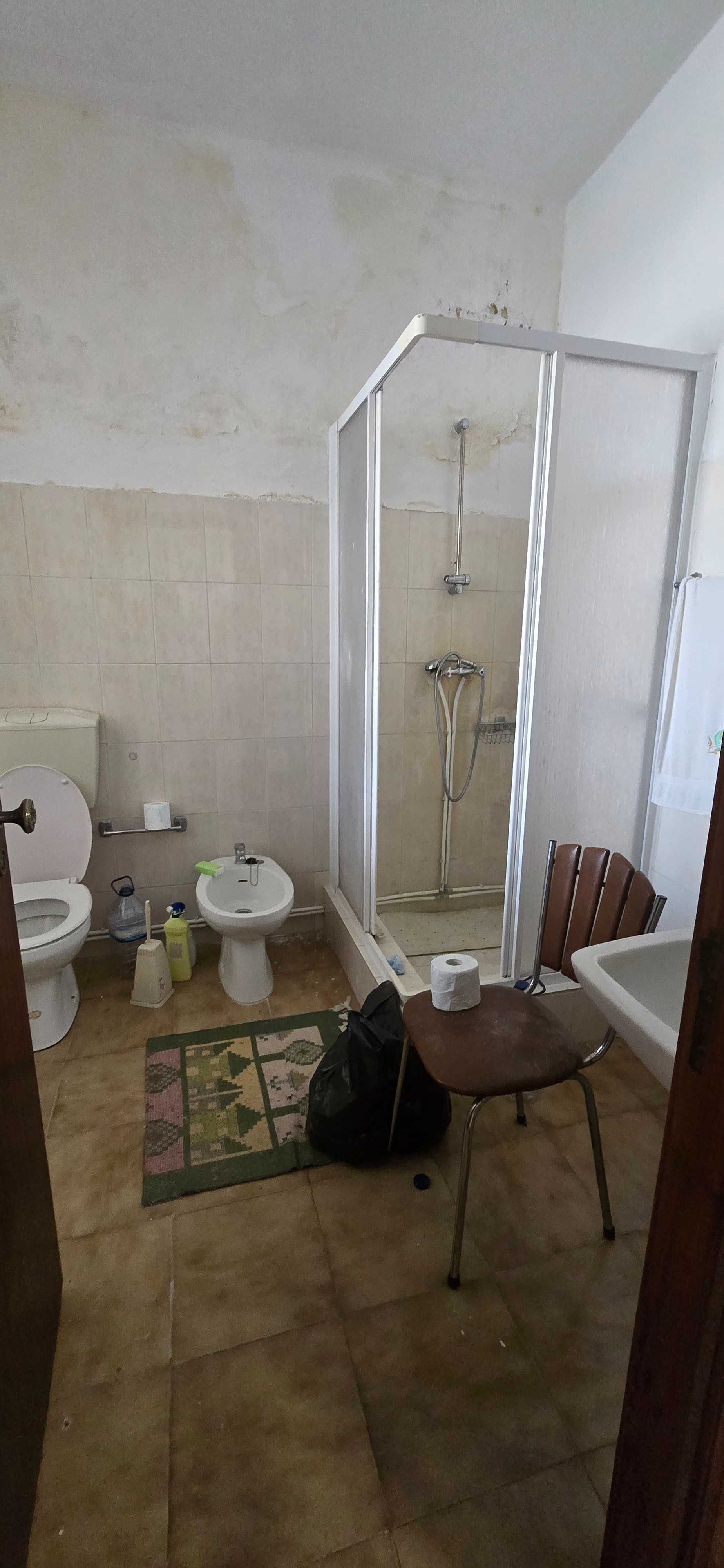 Casa com História, Frente ao Rio – Um Tesouro com Potencial!