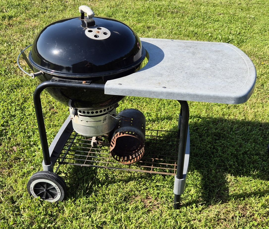 Grill Weber USA kula duży na kółkach ze stolikiem