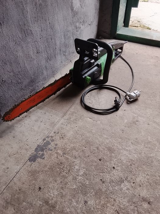 Електропила Foresta